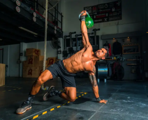 Sportler mit Kettlebell als stabilisierendes Rotatorentraining der Außenrotatoren