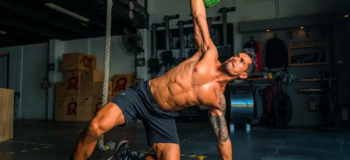 Sportler mit Kettlebell als stabilisierendes Rotatorentraining der Außenrotatoren