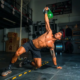 Sportler mit Kettlebell als stabilisierendes Rotatorentraining der Außenrotatoren