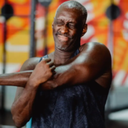 Mann mit Schulterschmerzen beim Krafttraining