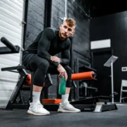 Mann mit Kniebeschwerden beim Training