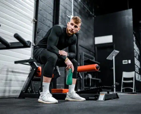 Mann mit Kniebeschwerden beim Training