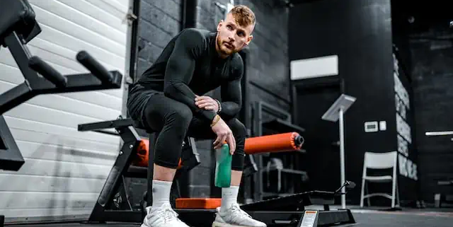 Mann mit Kniebeschwerden beim Training
