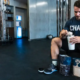Sportler mit Weightgainer Masseshake zum schnellen Zunehmen im MUskelaufbau