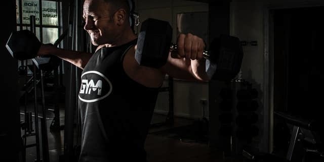 Mann beim Training trotz Schulterproblemen