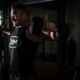 Mann beim Training trotz Schulterproblemen