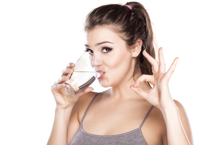 Frau trinkt Glas Wasser