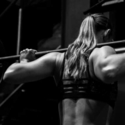 Frau mit Hantelstange im Nacken - Trainingsempfehlungen im Krafttraining Dogmen durchbrechen