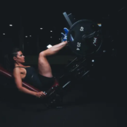 Frau auf Beinpresse: vastus medialis trainieren