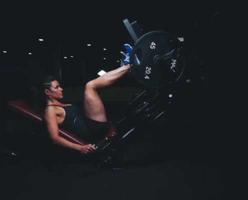 Frau auf Beinpresse: vastus medialis trainieren