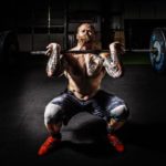 Mann führt Frontkniebeugen (Front Squat) mit richtiger Technik aus