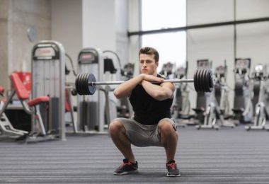 Rehabilitation mit Kniebeugen
