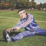 Frau beim Stretching mit Fitness als Lebenseinstellung (Lifestyle)