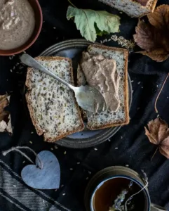 Chia Eiweiß Brot mit Erdnussbutter