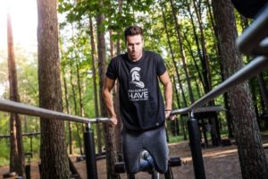 Dips als Brustübung: Technik & Ausführung von Beugestütz