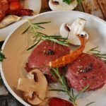 Fleisch mit Pilzen für ein Low-Carb Abendessen