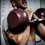 Mann beim Crossfit Workout mit Kettlebells