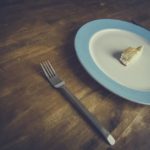 Brot auf Teller mit Gabel, warum du mehr essen solltest um besser abzunehmen