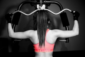 schweres Training für Frauen am Latzug