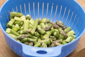grüner Spargel geschnitten für ein Spargel-Lachs-Omelett