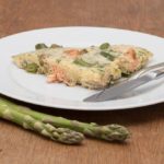 Teller mit einem Spargel-Lachs-Omelett als Rezept
