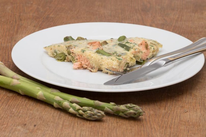 Spargel-Lachs-Omlett Rezept mit Lauchzwiebeln als Low Carb Gericht