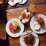 Tisch mit Speisen - Ernährung tracken