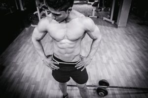 Mann mit Sixpack - Ernährung tracken für Muskelaufbau & Diät