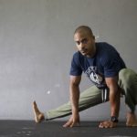 Mann beim Stretching: Satzpausen im Training sinnvoll füllen
