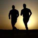 2 Männer bei Cardio Training & Muskelaufbau