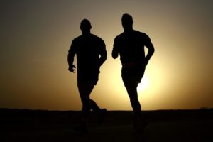 2 Männer bei Cardio Training & Muskelaufbau