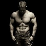 muskulöser Mann und die Frage: Geräte oder freies Training?