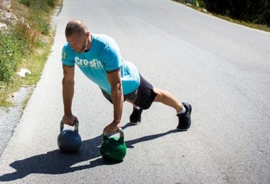 Mann beim Sport & Training mit Sonnenbrand