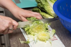 Salat schneiden für Low Carb Big Mac Salat