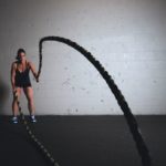 Frau mit Seil beim Tabata Training