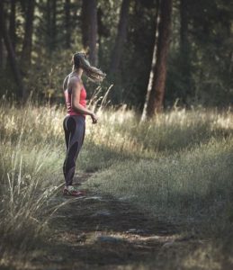 Frau im Wald beim Fitness Kernwerk App Testbericht