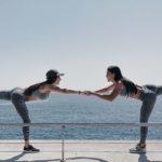 Frauen bei Balanceübung: Sport für Faule & Sportmuffel