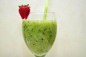 Low Carb Smoothie mit Gurke und Avocado