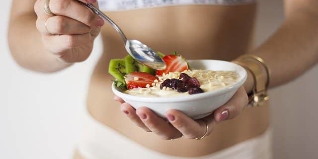 fitte Frau mit Müsli schnell abnehmen & Crash Diäten sinnvoll?