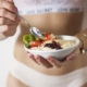 fitte Frau mit Müsli schnell abnehmen & Crash Diäten sinnvoll?