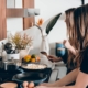 2 Frauen machen sich einen Post Workout Snack nach einem späten Training