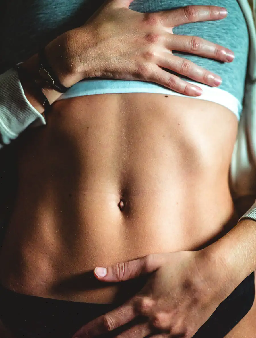 Trainierte Frau zeigt ihren Bauch.